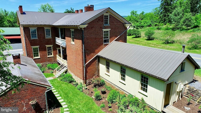 view of side of property featuring a yard