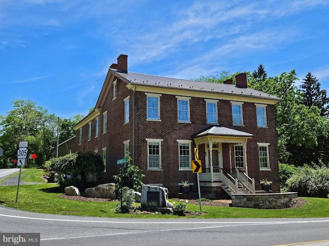 colonial home with a front yard