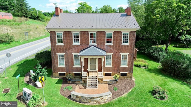 view of front facade featuring a front yard