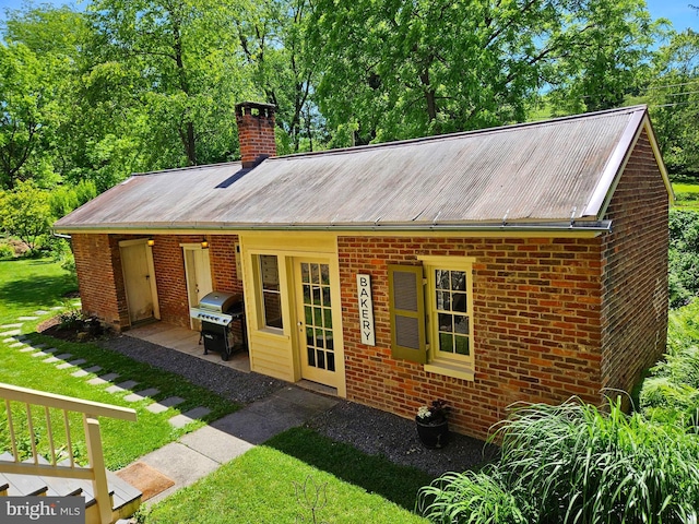 view of front of house with a front yard