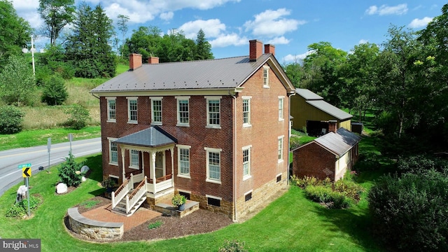 view of front of home featuring a front yard