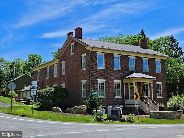 view of front of house with a front lawn