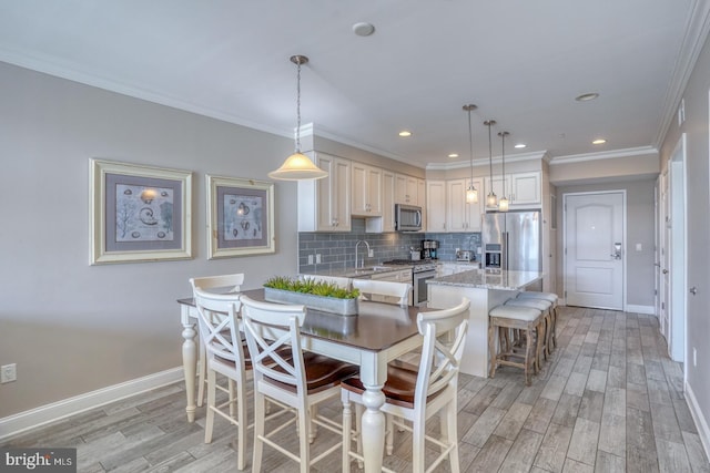 kitchen featuring sink, a breakfast bar, pendant lighting, and premium appliances