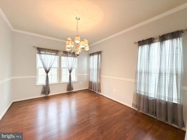 unfurnished room featuring crown molding, dark wood-type flooring, and an inviting chandelier