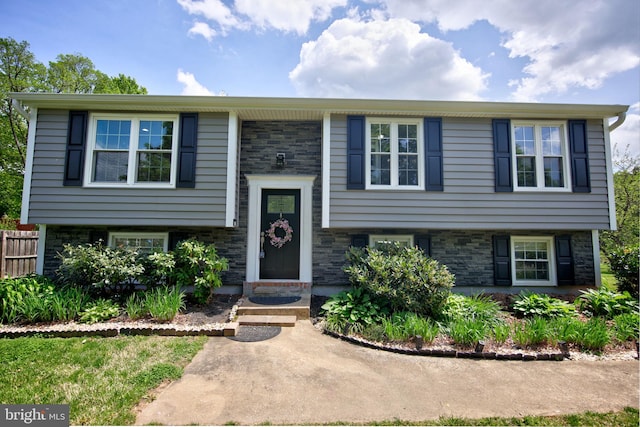 6406 Holyoke Dr, Annandale, VA 22003 - bi-level home with fence