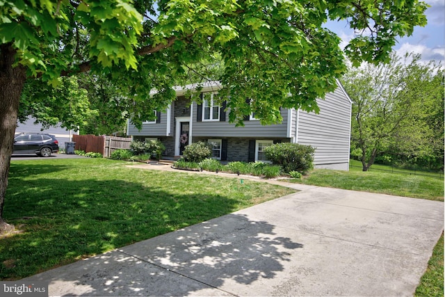 6406 Holyoke Dr, Annandale, VA 22003 - split foyer home featuring fence and a front yard