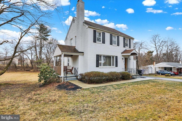 view of front of property featuring a front lawn