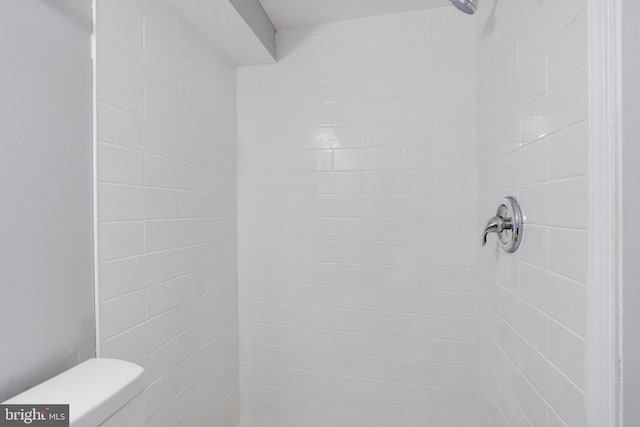 bathroom featuring a tile shower