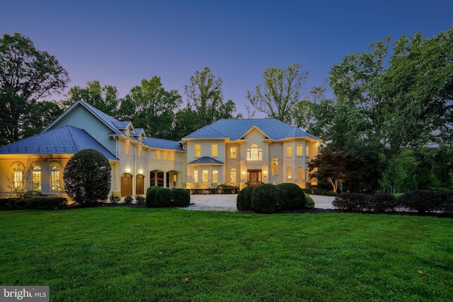 view of front of property featuring a lawn