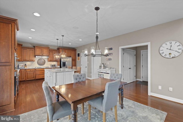 dining space featuring dark wood-style floors, baseboards, a notable chandelier, and recessed lighting