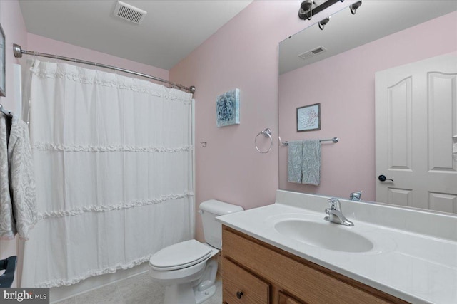 bathroom featuring toilet, curtained shower, visible vents, and vanity