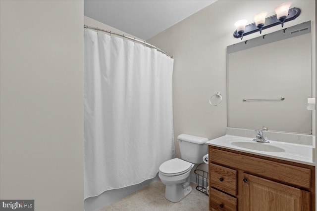 full bath with visible vents, a shower with shower curtain, vanity, and toilet