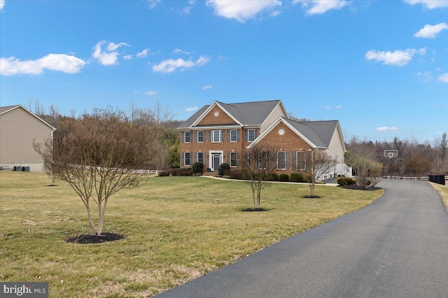 colonial house featuring a front yard