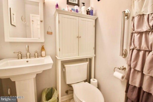 bathroom featuring toilet and sink