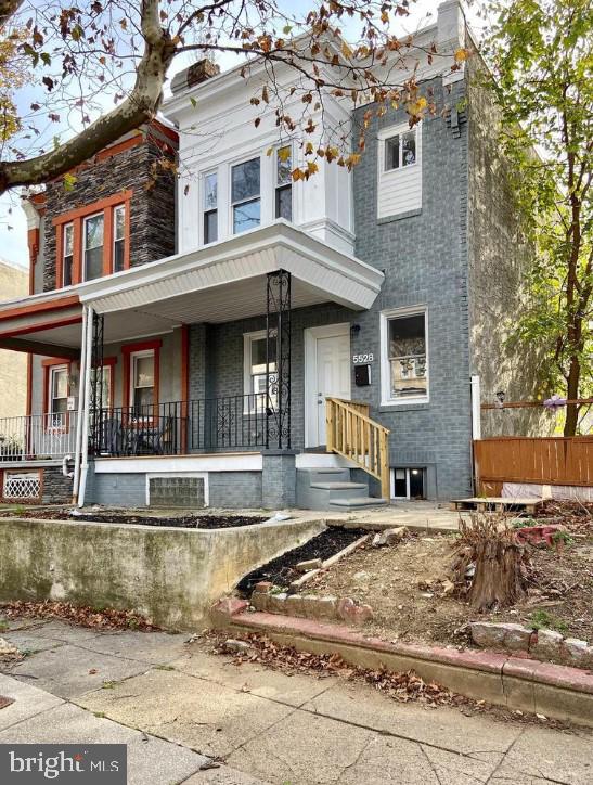 view of front facade with a porch