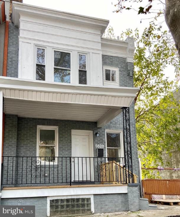 view of front of property featuring a porch