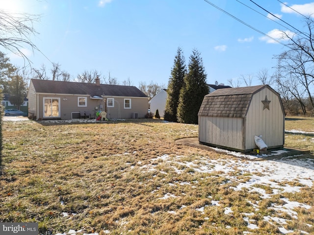 view of yard featuring a storage unit