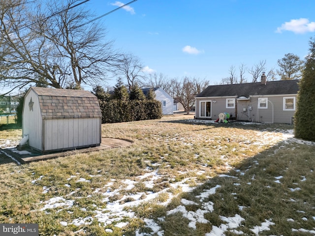 view of yard featuring a shed