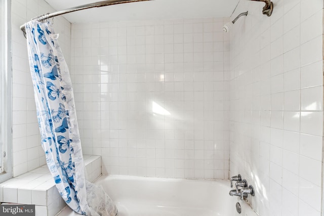 bathroom featuring shower / bath combo