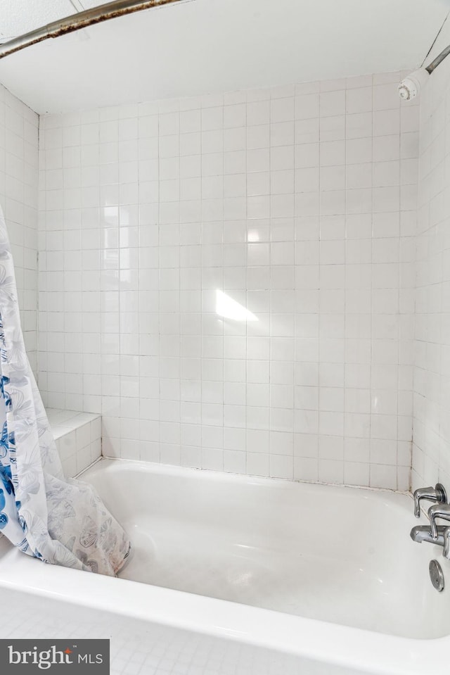 bathroom featuring a washtub