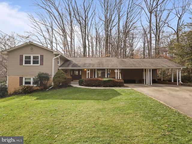 view of front facade featuring a carport and a front lawn