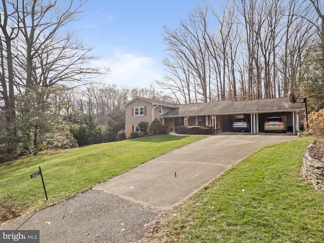 view of front of home featuring a carport and a front yard