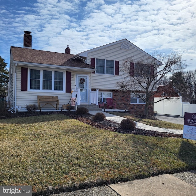 split level home featuring a front yard