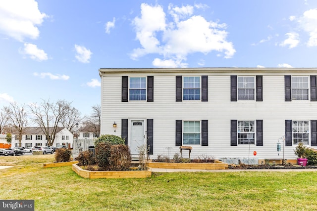 view of front of property featuring a front yard