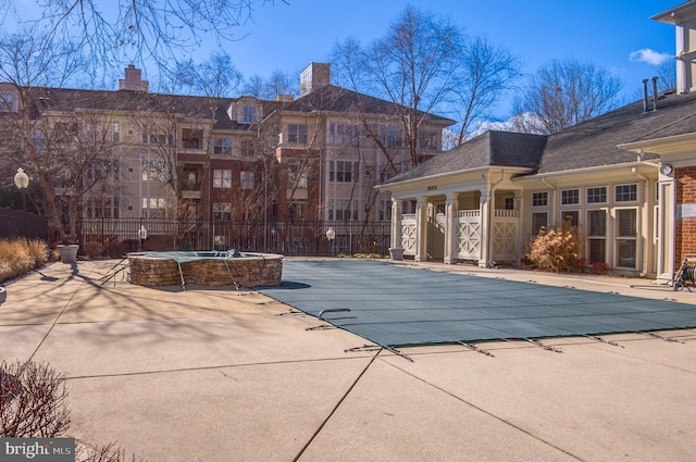 view of swimming pool featuring a jacuzzi and a patio area