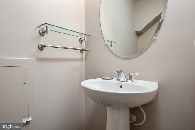 bathroom featuring sink