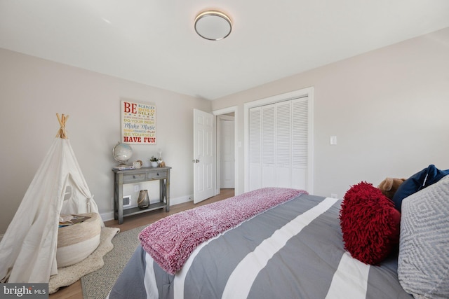 bedroom featuring baseboards and a closet