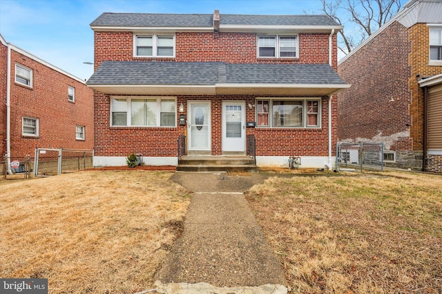 view of front of property featuring a front lawn