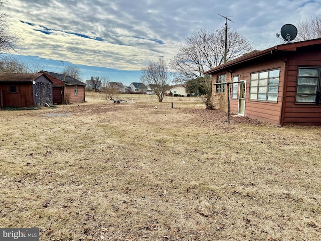 view of yard featuring a storage unit