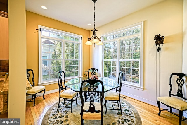 dining space featuring light wood-style floors, recessed lighting, and baseboards