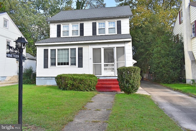 view of front of property with a front yard