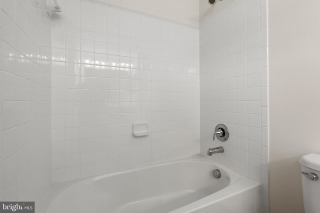 full bathroom featuring toilet and bathtub / shower combination