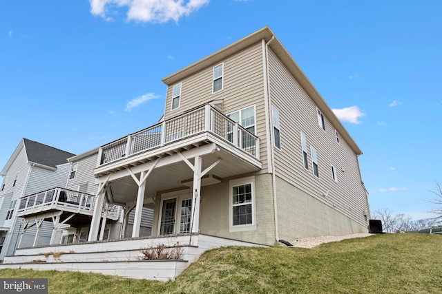 view of front of property featuring a front yard and a ceiling fan