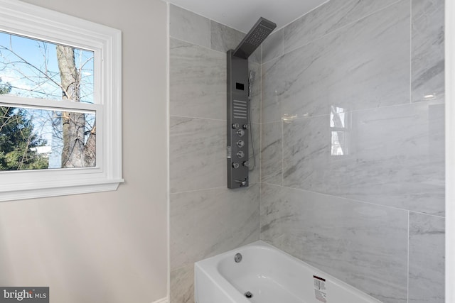 bathroom featuring tiled shower / bath