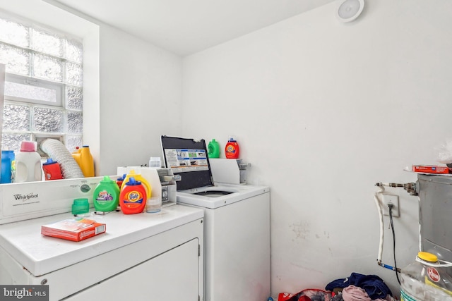 washroom featuring washing machine and clothes dryer