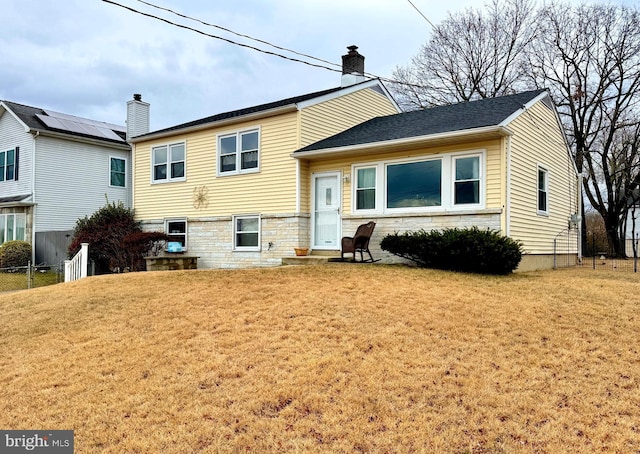 view of front of property featuring a front yard