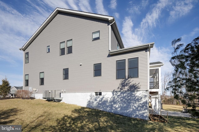 view of side of property featuring a yard