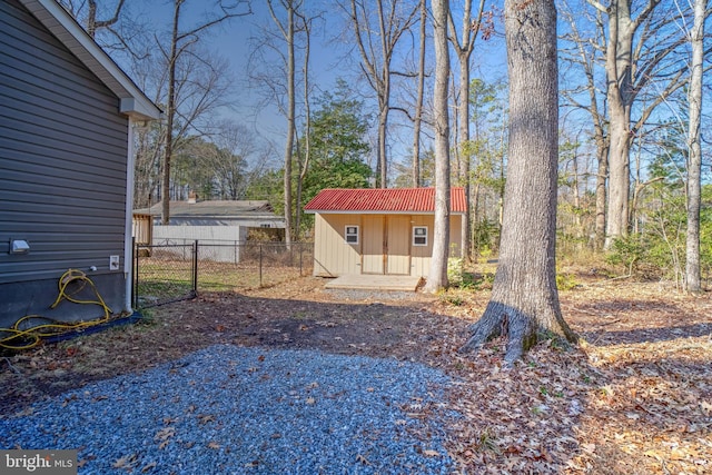 view of yard featuring a storage shed