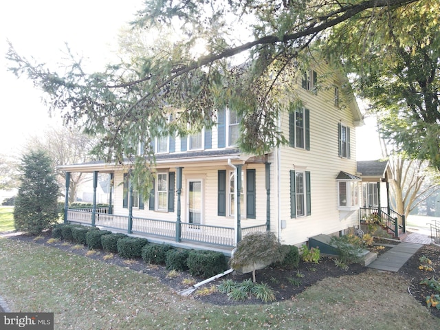 view of front facade with a porch and a front yard