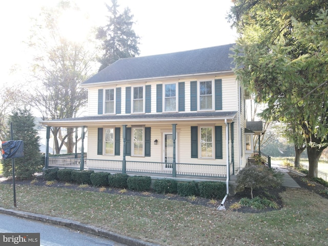 view of front facade featuring a porch and a front lawn