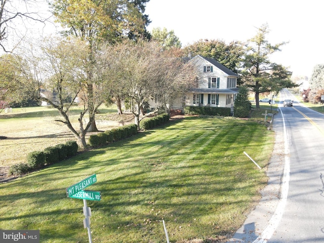 view of front of house featuring a front yard