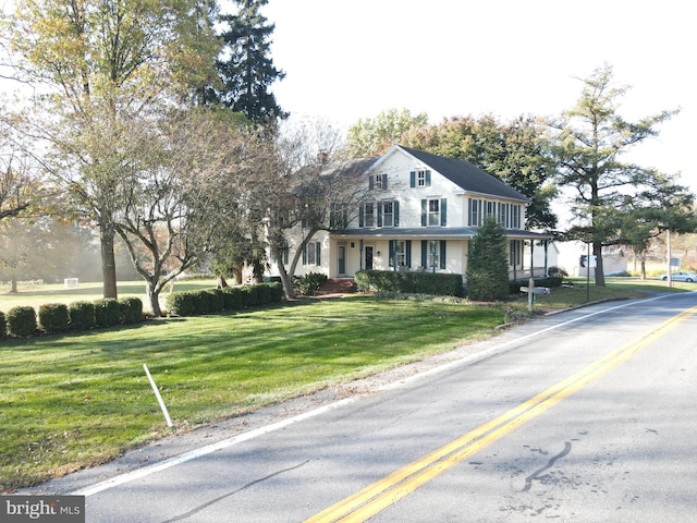 view of front of property featuring a front yard