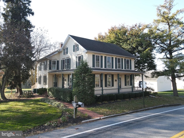 view of front of property featuring a porch and a front yard