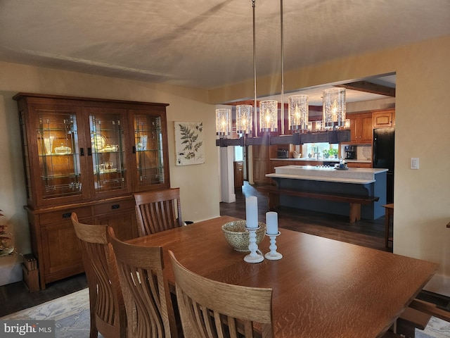 dining area with a notable chandelier