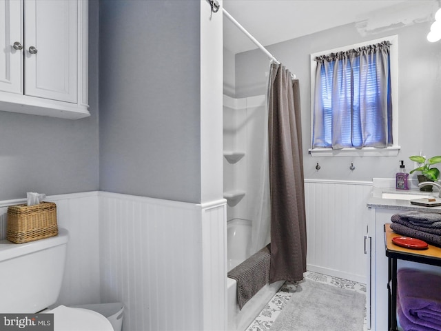 full bathroom with shower / tub combo with curtain, vanity, and toilet