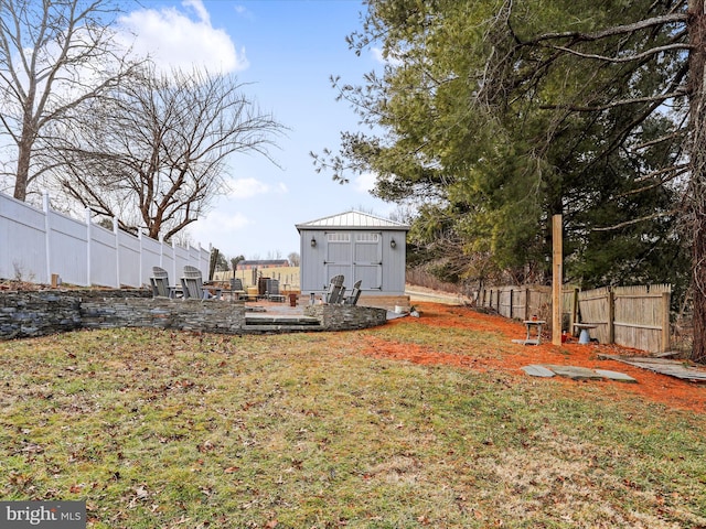 view of yard featuring a shed